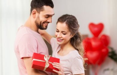 20 Thoughtful First Anniversary Gift Ideas for Couples